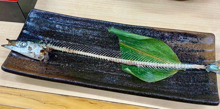 骨だけ残されたサンマ