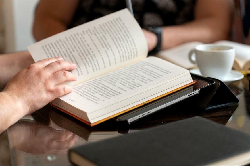 2024年の出版市場は1兆5716億円