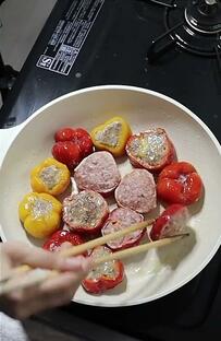 【パプリカ肉詰め弁当】顔文字つきで登場したパプリカが、赤と黄色の肉詰めに。4つのお弁当箱がにぎやか！