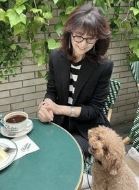 柏木由紀子が愛犬レアとの「カフェ」ショットを公開！上半期を振り返りファンに質問