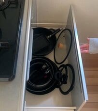 【キッチン収納】鍋やフライパンでごちゃごちゃしがちな〈コンロ下〉→セリアグッズで〈スッキリ収納〉に大変身！反響続々