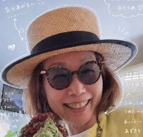 【75歳マダム】“自作の柄パンツ”を使ったカラーコーデが素敵「赤もポイント」「素敵」の声