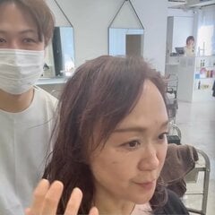 前髪や輪郭に悩む女性が「ショートボブ×パーマ」で大胆イメチェン！エレガントな姿に反響続々