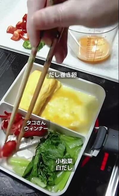 だし巻き卵やタコさんウインナーが仕上がっていく