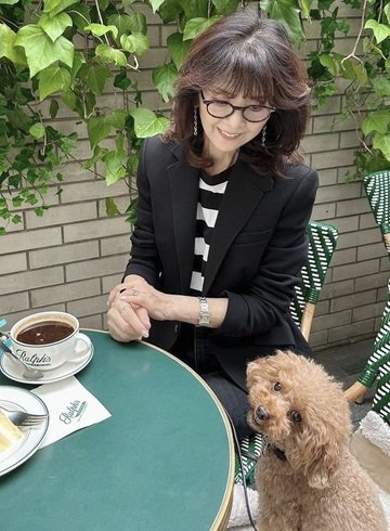 柏木由紀子が愛犬レアとの「カフェ」ショットを公開！上半期を振り返りファンに質問