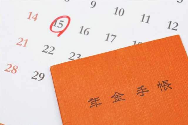 【厚生年金】15万円以上は49.8％、高齢夫婦の家計は月4万2434円の赤字