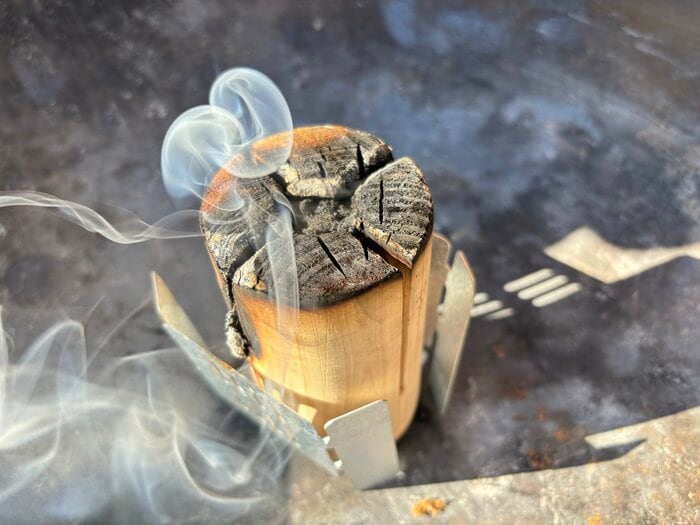 後日に焚き火の薪材として他の木と一緒に「ソロトーチ」を燃やし、焚き火を楽しみました