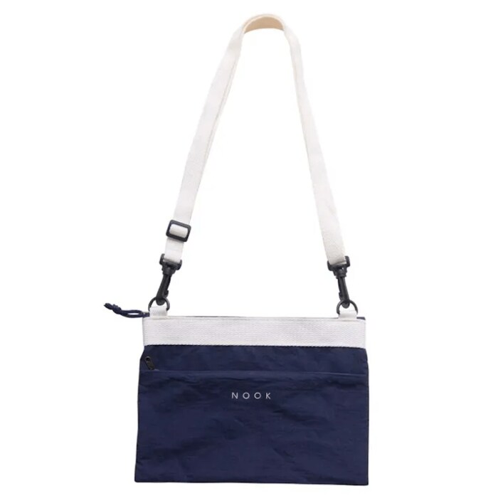 旅行やアウトドアをおしゃれに楽しむために作られた「NOOKサコッシュ」