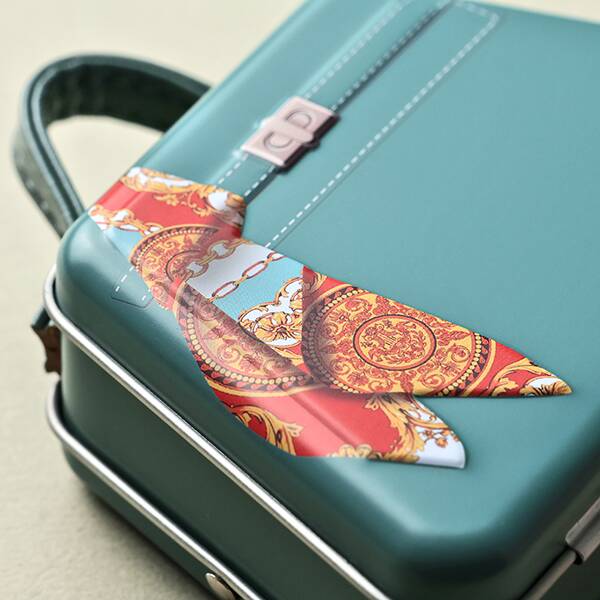 スカーフの絵柄が素敵