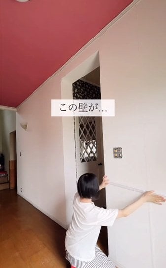 【築30年ボロ家の低予算DIY】飾り気ゼロの〈玄関の壁〉→〈パリのアパルトマン風〉に大変身！「こんなお家に住みたい」と話題