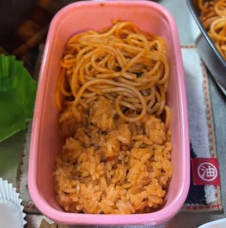 元料理人が娘に作る【思い出のオムライス弁当】卵の下に隠されたパスタの工夫や彩りおかずに反響