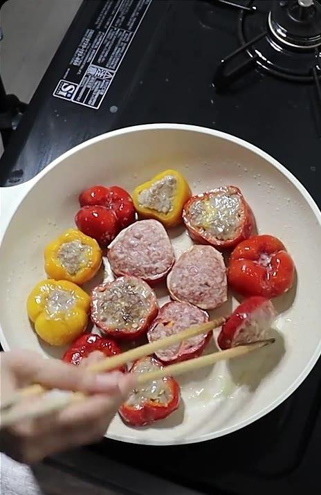 【パプリカ肉詰め弁当】顔文字つきで登場したパプリカが、赤と黄色の肉詰めに。4つのお弁当箱がにぎやか！