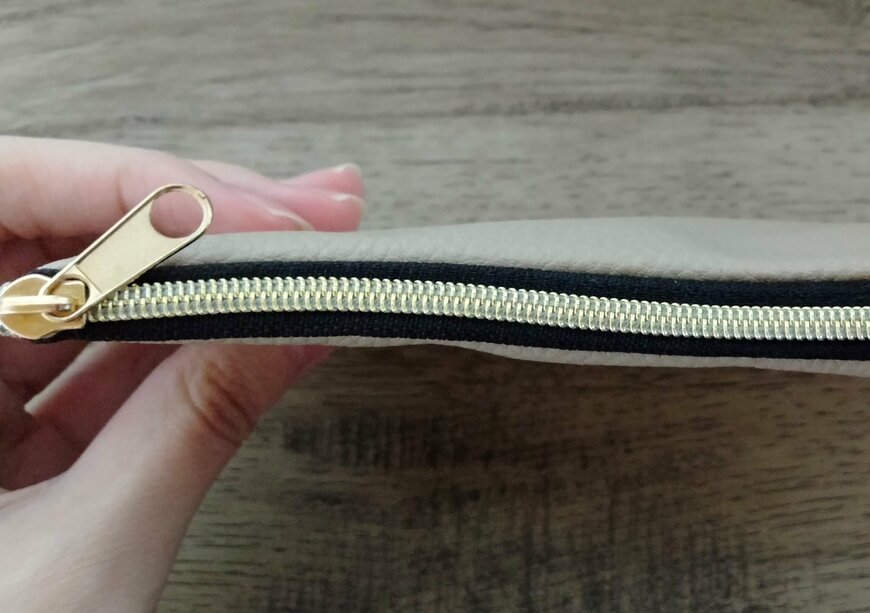 筆者撮影（セリア、革風マルチケース）