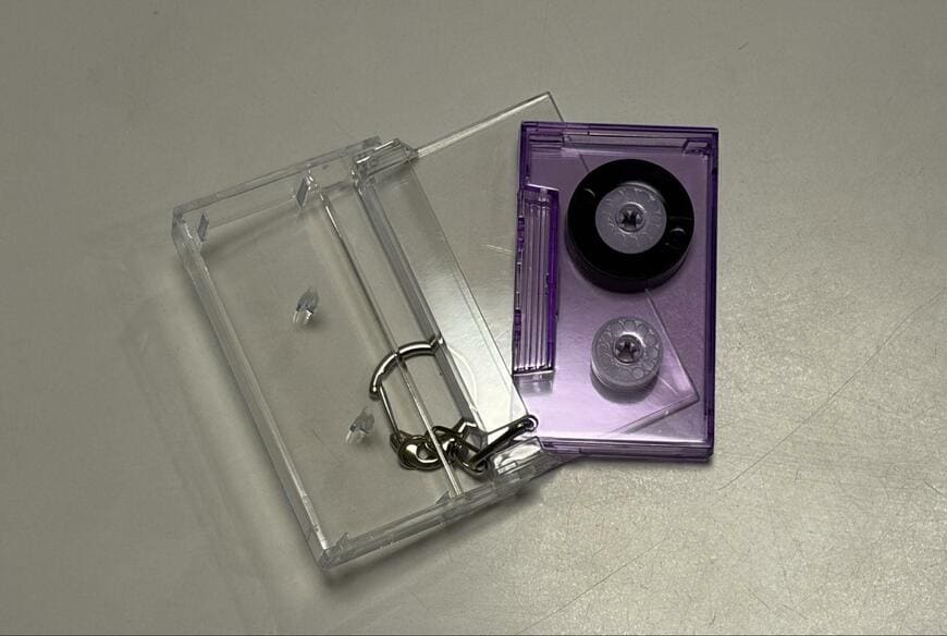 筆者撮影（ダイソー、キーホルダー（カセットテープ風、開閉可能））