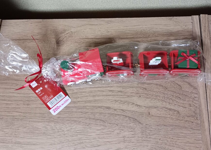 筆者撮影（ダイソー、クリスマス機関車（A））