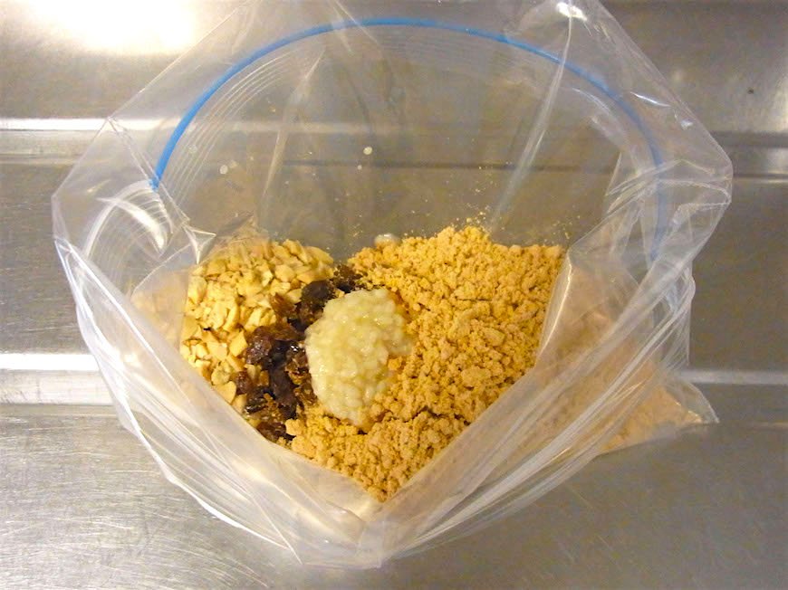 ハチミツ以外の材料を厚手のビニール袋かジッパー付き保存袋に入れて混ぜる