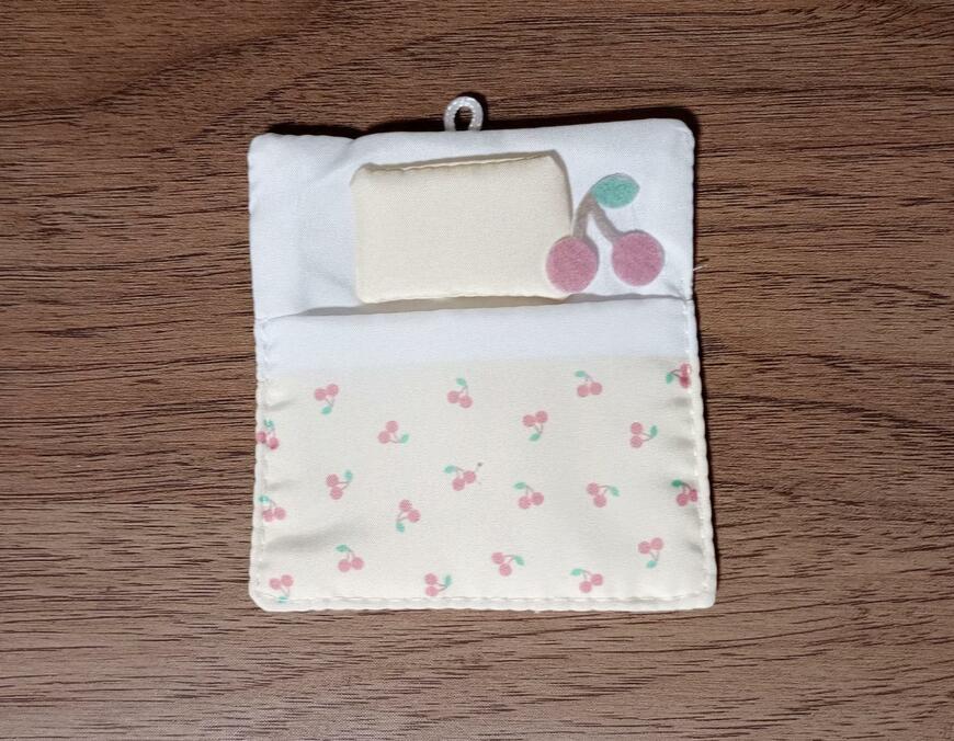 筆者撮影（セリア、ドールポーチ お出かけおふとん 小 フルーツ）