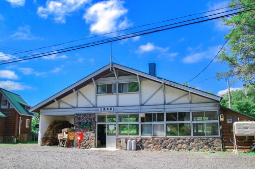 駅のホームでまさかのバーベキュー！？列車を見ながら楽しむ非日常体験に「たまらない」「素敵」と反響