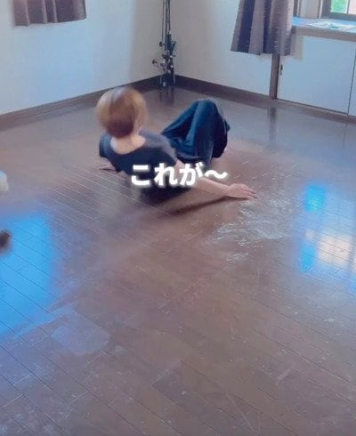 「すごい！印象が全然違う！」年季の入った〈ボロボロの床〉→スタイリッシュな〈大理石調のフロアタイル〉でおしゃれに大変身！