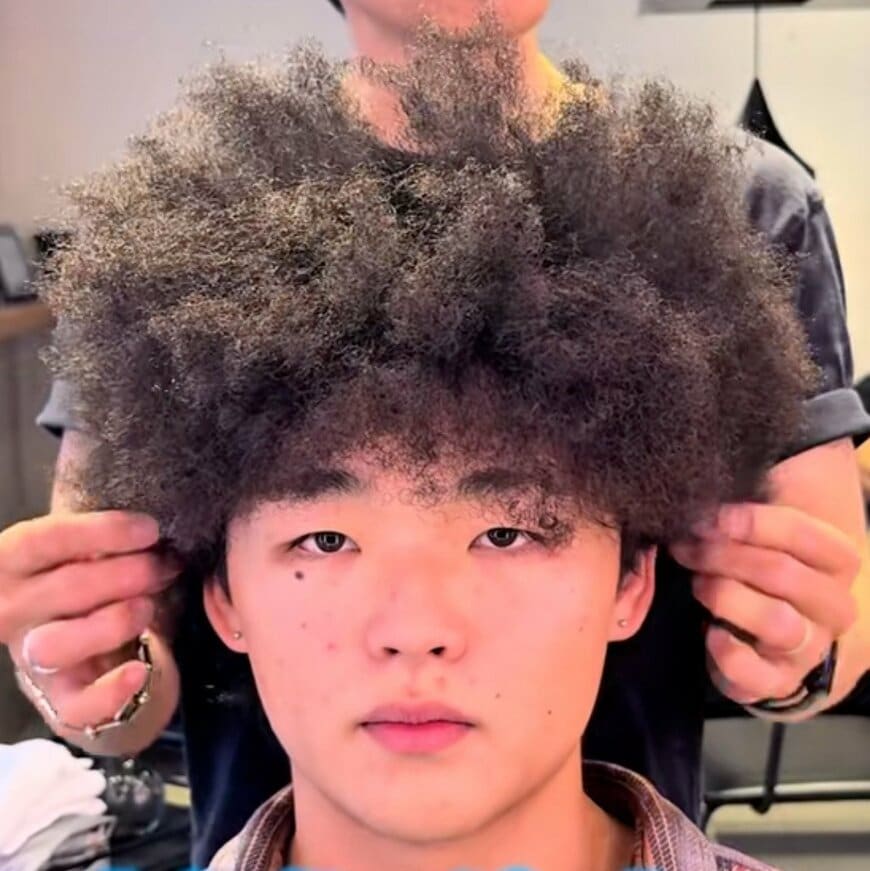 「絶対に落ちない」と言われたアフロの男性がパーマ落としに挑戦→激変ぶりが「スゴい」と大反響