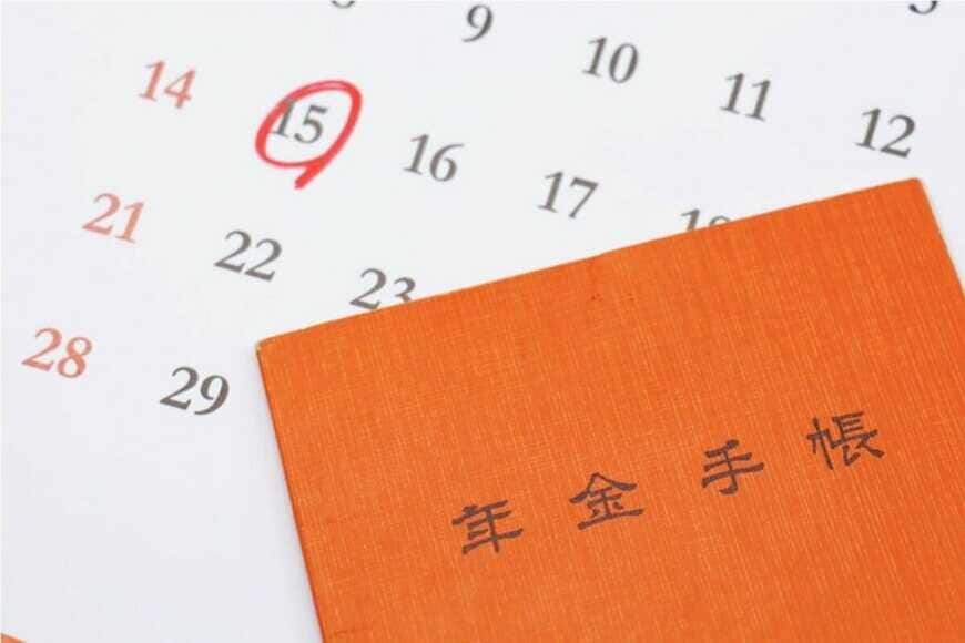 【厚生年金】15万円以上は49.8％、高齢夫婦の家計は月4万2434円の赤字