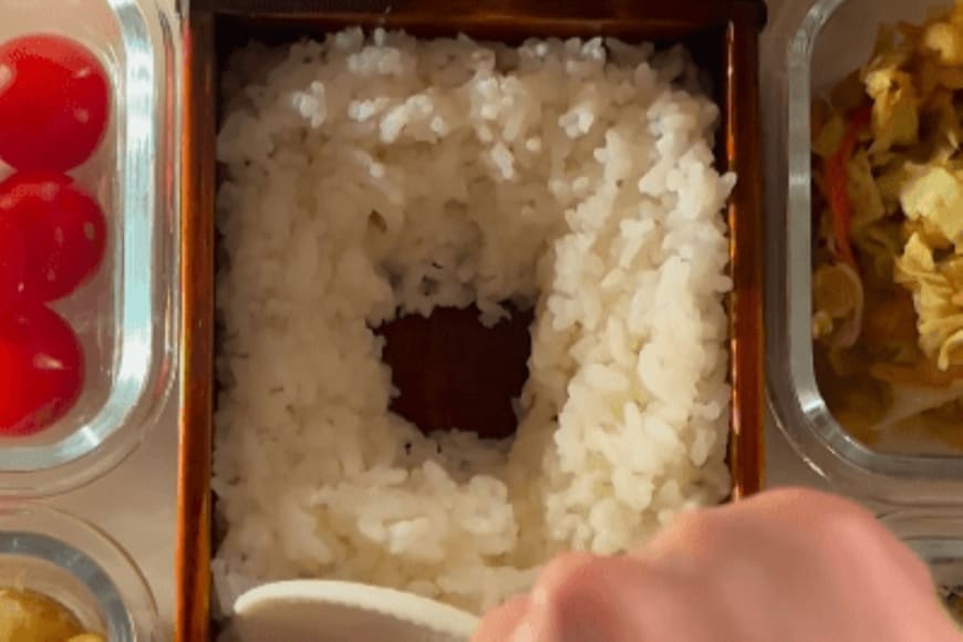 母が作る「韓国風コチュジャンマヨチキン弁当」　おかずの斬新な詰め方に注目集まる