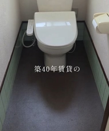 「カフェだよカフェ」築40年賃貸戸建の〈昭和レトロなトイレ〉→ゴールドカラーと木目が映える〈スタイリッシュ空間〉に大変身！反響続々