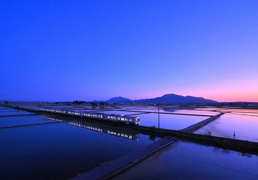 夕暮れ時が美しい鉄道写真