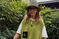 【60代マダムの夏ファッション】リメイクベストが主役の「グリーンコーデ」でお出かけ！個性を詰め込んだ“ハンドメイド小物”が光る