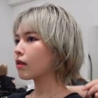 【大変身】“くせ毛を活かしたショートウルフ”希望の女性→プロに任せたら…ブルー系メッシュが映える〈おしゃれウルフ〉に