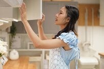 【100均DIY】セリアの超強力マグネットで便利な「浮かせる収納」が作れる！〈ポリ袋ボックスやピーラー〉をスペース有効活用で賢く収納！