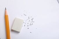 掃除してたら「変な消しゴム」を発見　奇妙な仕掛けに「小学生の頃作った」「懐かしいな〜」