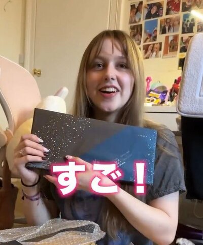 お菓子を持つイギリス人女性