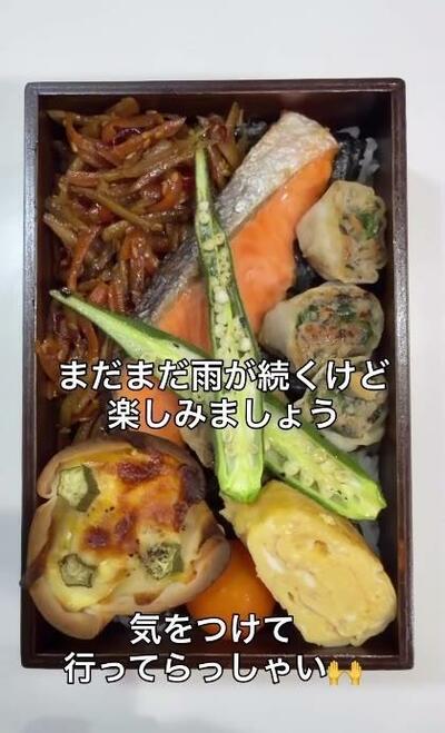 完成した春巻きの皮カップ入りのり弁