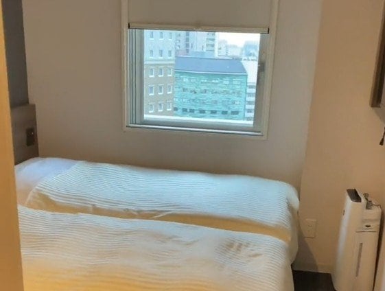 ホテルの部屋でおしゃれな写真を撮ろうとしたら…苦戦した結果に「これはある」「難しいよね」と共感の声