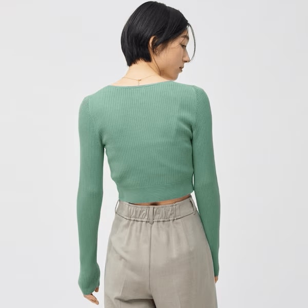 裾にリブが入っていることでより体にフィット