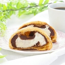 ローソンストア100の新商品:ザクザククッキーシュー(チョコクリーム&ホイップ)