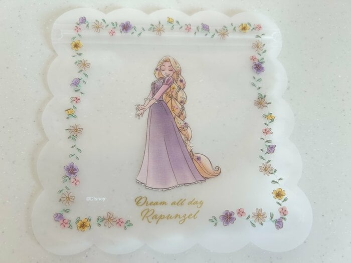 白のジップバッグもパッケージから出してみました