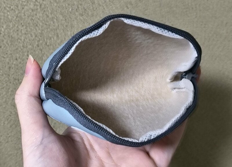 セリア、合皮アーチ形ポーチ ねこ柄、筆者撮影写真