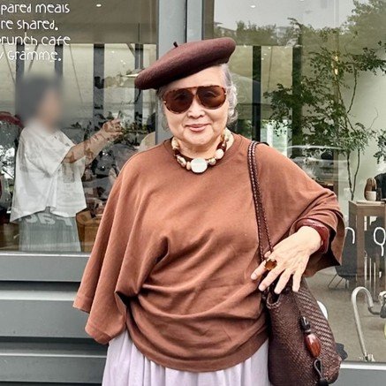 〈韓国グランマ〉ブラウン×パープルの優雅な「大人カジュアルコーデ」　“おしゃれなブランチ”を彩る素敵なファッションに魅了