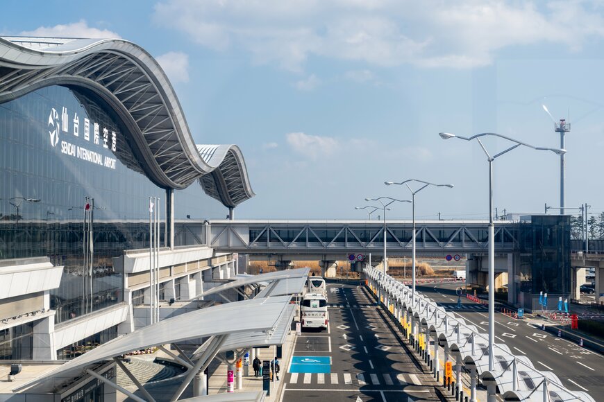 仙台空港の搭乗待合室近くで見つけた電話　ガラス越しの会話にさまざまなドラマを感じるとの声も