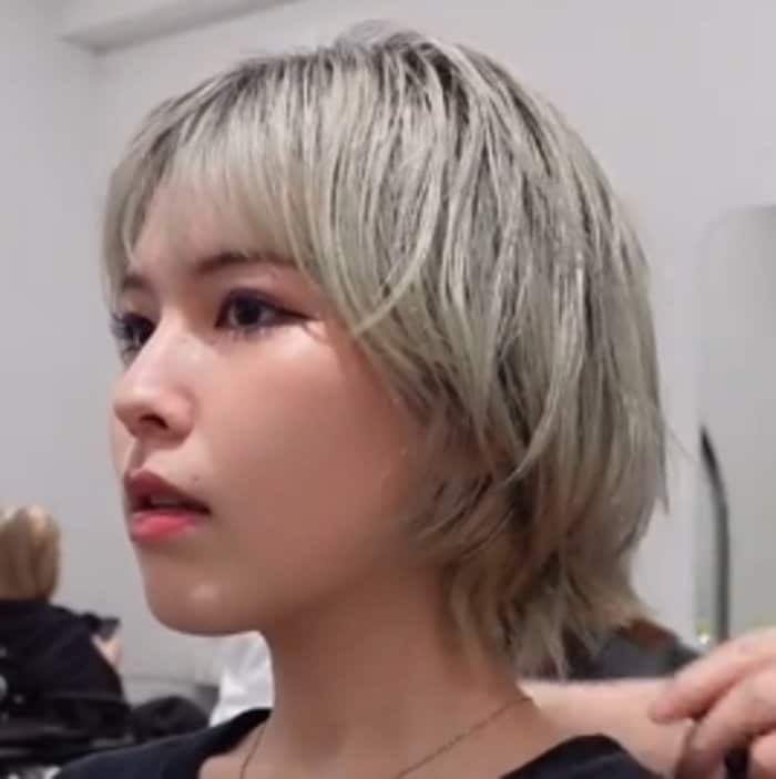 【大変身】“くせ毛を活かしたショートウルフ”希望の女性→プロに任せたら…ブルー系メッシュが映える〈おしゃれウルフ〉に