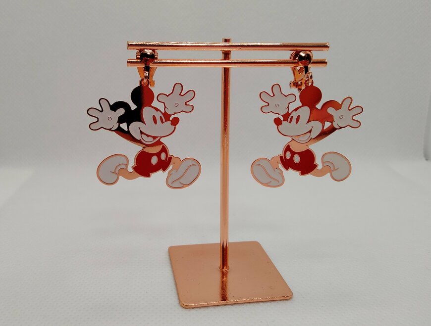 筆者撮影（ダイソー、ディズニーイヤリング）