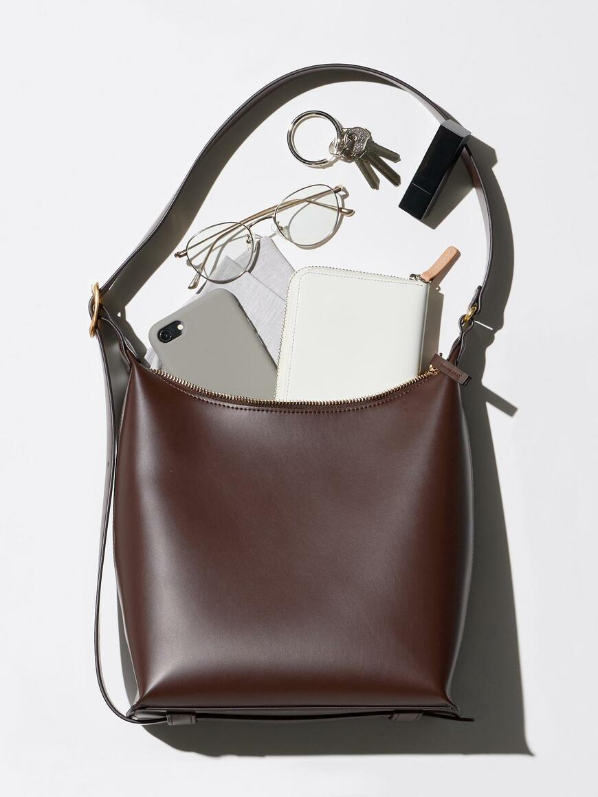 出所：ユニクロ公式 レザータッチスクエアショルダーバッグ