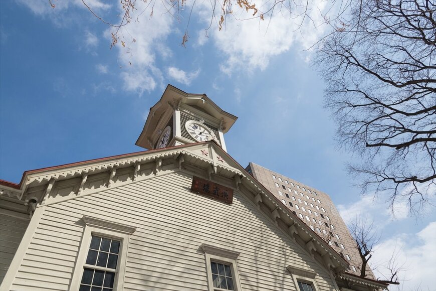 オフィス街の一角にたたずむ札幌時計台