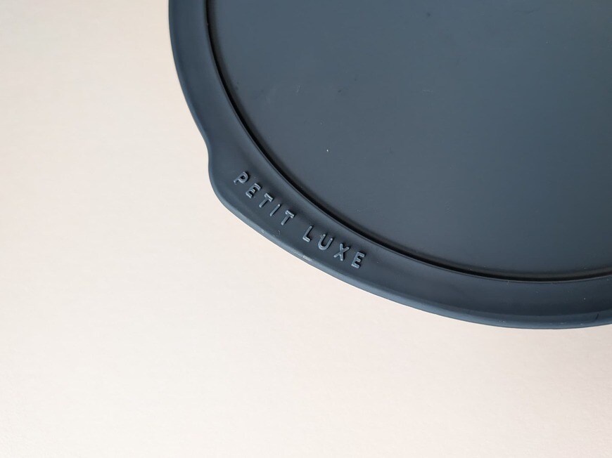 「蓋には英字がさりげなくあしらわれています」