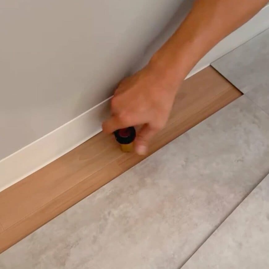 【築古賃貸DIY】こうすればいいのか!戸当たり周りを〈フロアタイル〉で綺麗に仕上げる小ワザが目からウロコ