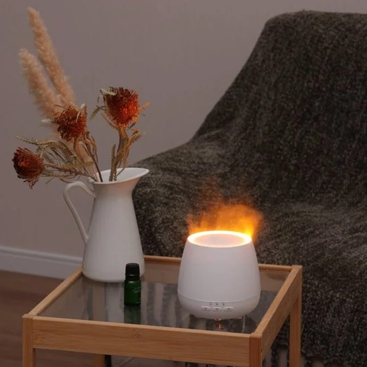 出所：KEYUCA公式　炎のようにゆらめくミストのアロマディフューザー加湿器（アロミストフレア）