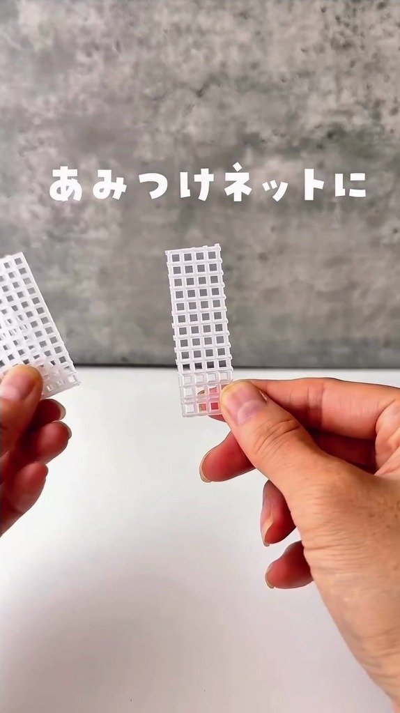 【100均DIY】ダイソーの「あみつけネット」で作るクロス編みのヘアクリップが話題