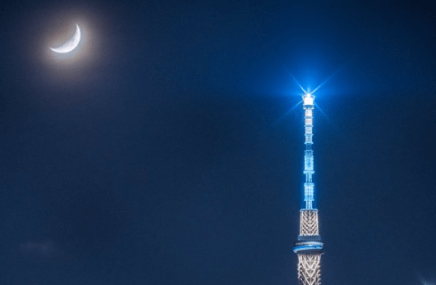 【東京都・江戸川区】三日月とスカイツリーの光を写した一枚がエモいと話題に